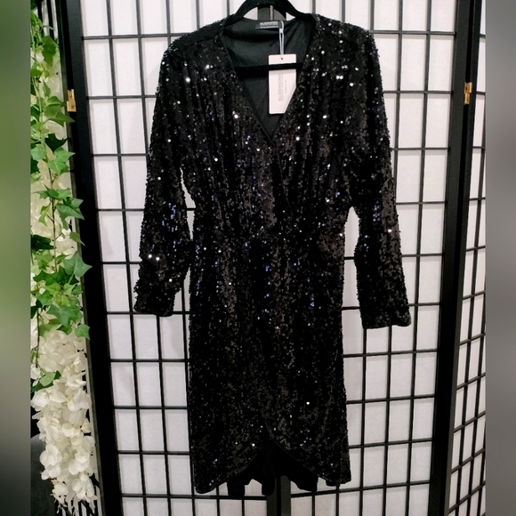 BloomChic Dresses & Skirts - Solid Sequin Wrap Hem Elastic Waist Dress Black Size 14
